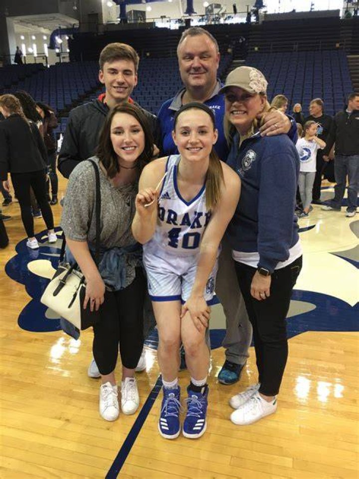 
Graham Mertz Sister Mya Mertz Plays Basketball For Drake Bulldogs 